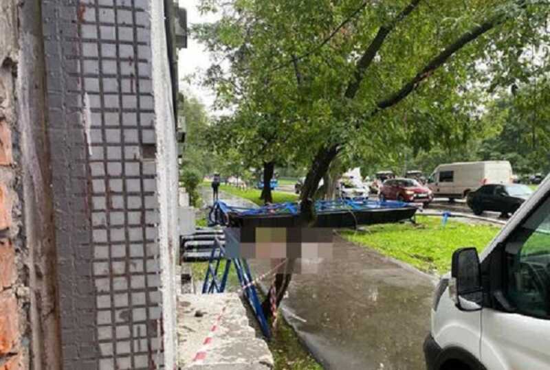 На юго-востоке Москвы с высоты упал фасадный подъёмник