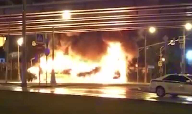 В Москве после аварии загорелись два грузовика