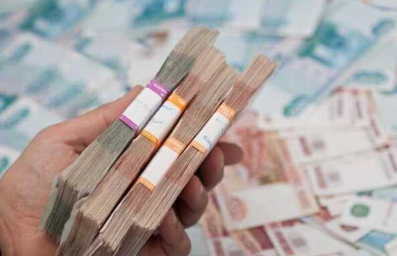Девушка сбежала от пожилого возлюбленного, прихватив его 2,5 млн рублей в Москве