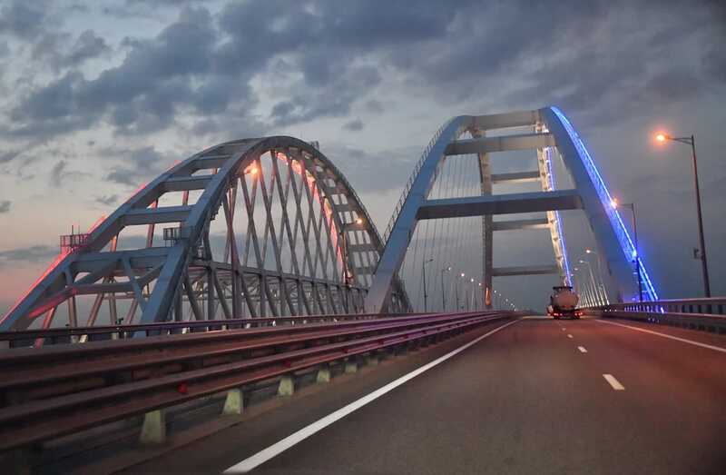 На Крымском мосту произошло ЧП: движение остановлено