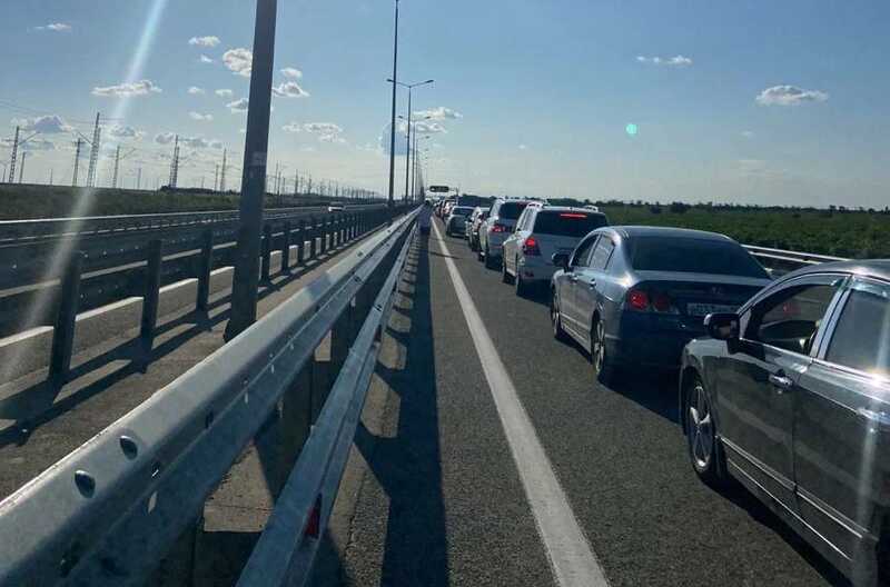 Пробка возникла перед Чонгарским мостом между Крымом и Херсонской областью