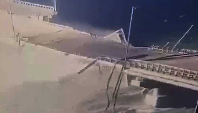 Обстановка на Крымском мосту после взрыва попала на видео