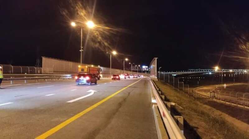 Первые автомобили поехали по Крымскому мосту в режиме реверсивного движения в направлении Тамань-Керчь