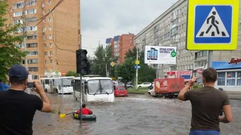В Москве из-за сильного ливня житель выплыл на дорогу на лодке