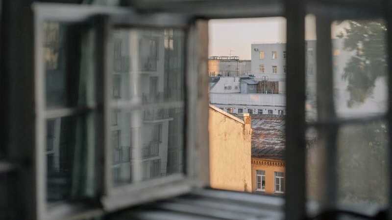 В российском городе мужчина выбросил из окна годовалую девочку