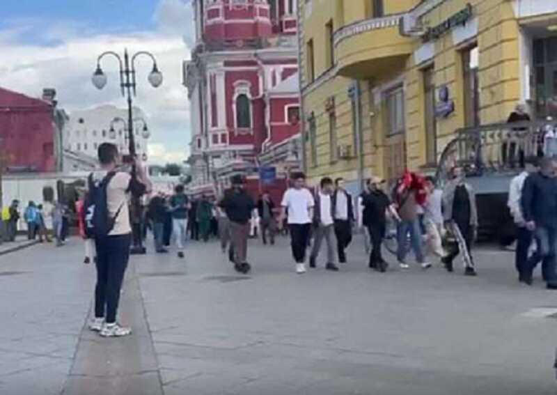 В центре Москвы толпы мусульман выступили против облав полиции в мечетях