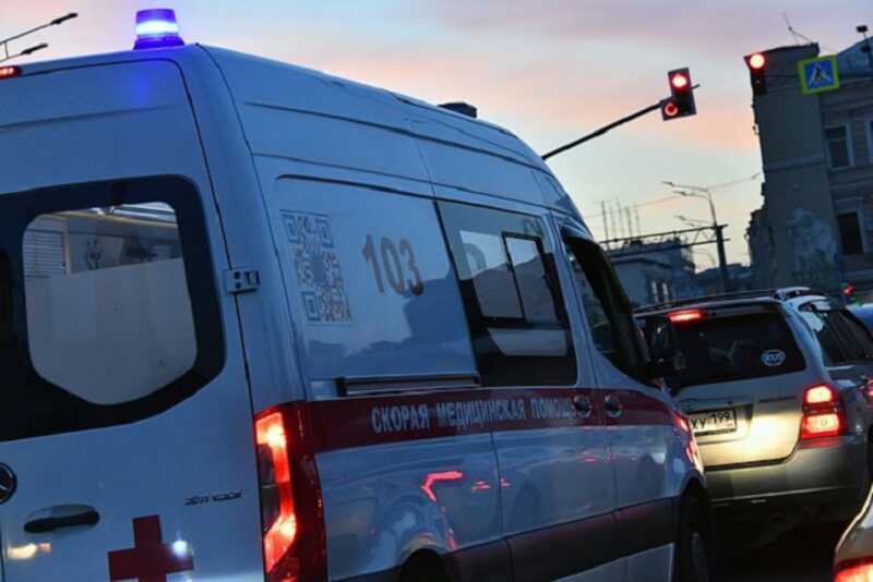 В российском регионе легковой автомобиль въехал в автобус