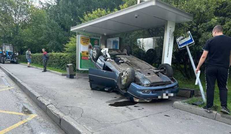 На юге Москвы водитель после ДТП въехал в остановку и сбил пешехода