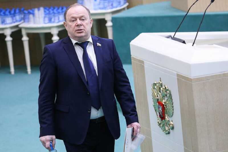Суд над обвиняемым в получении взятки российским экс-сенатором пройдет в августе