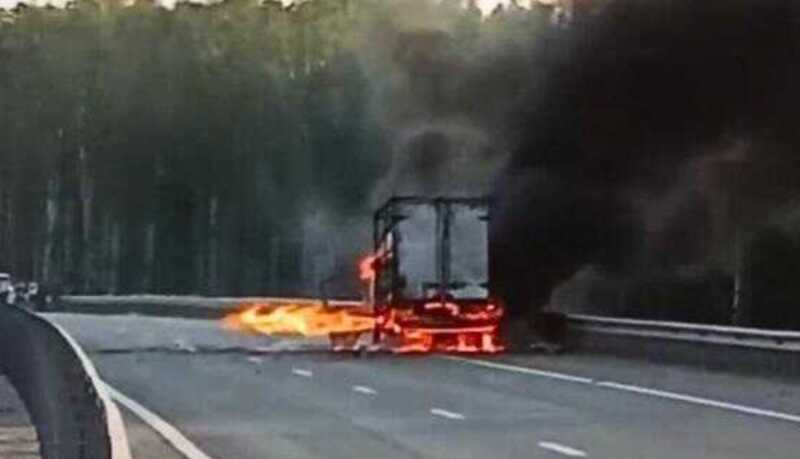 На 44-м километре ТКАД вспыхнула и взорвалась газель
