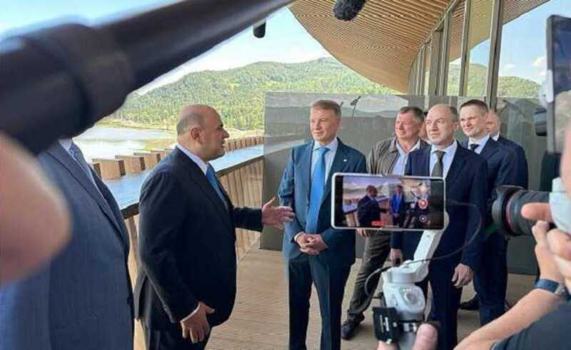 Премьер-министр России Михаил Мишустин провёл совещание у подножия горы на курорте