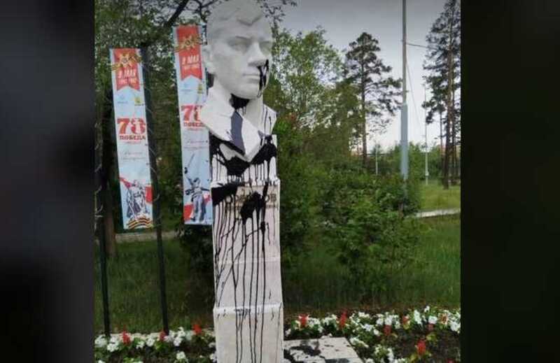 В Бурятии задержали местного жителя, залившего памятник черной краской
