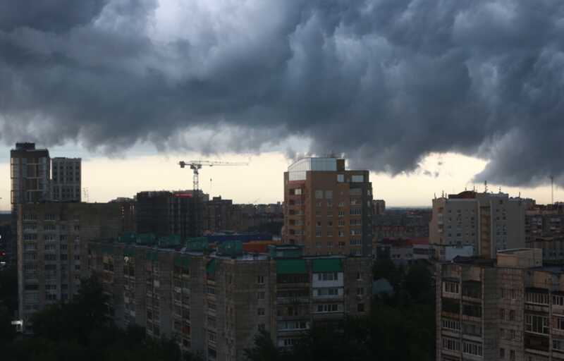 Мощный ураган в Казани сносит буквально всё на своём пути