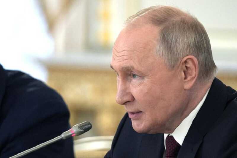 Путину подарили оберег в виде ангела