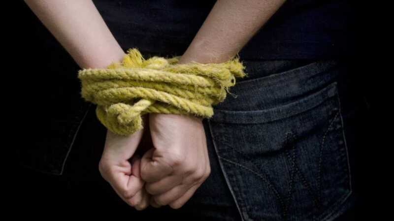 В Приморье два иностранца похитили и избили своих соотечественников