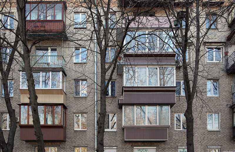 На западе Москвы в жилом доме обвалилось перекрытие балкона