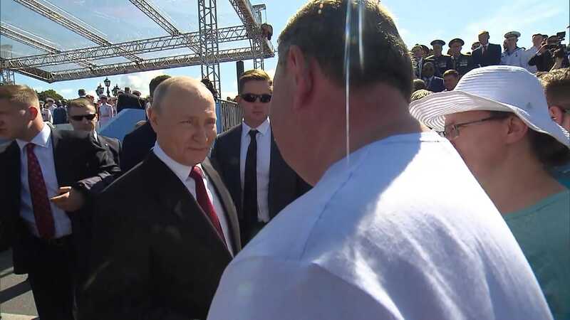 Путин пожал руку многодетному отцу из Магадана после парада ВМФ