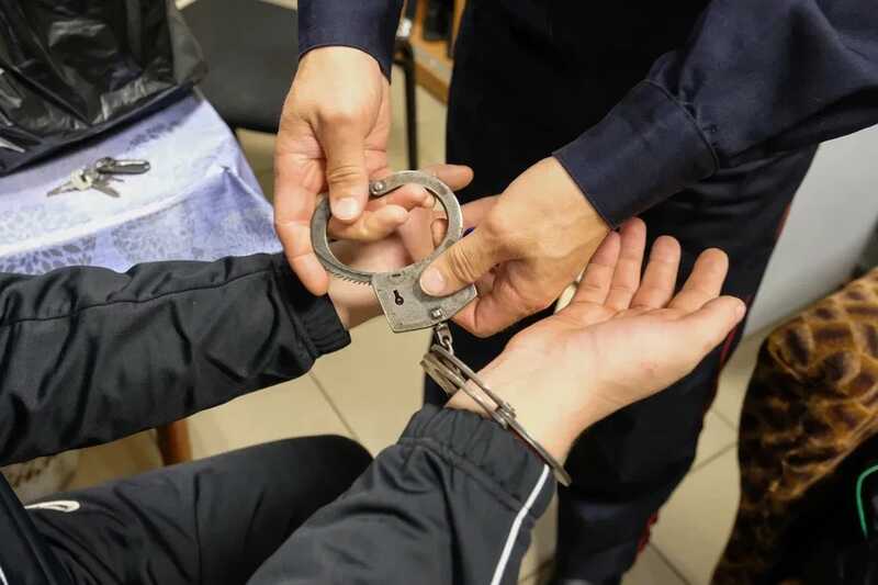 В Ленобласти женщину избили и приковали наручниками к мусорной урне
