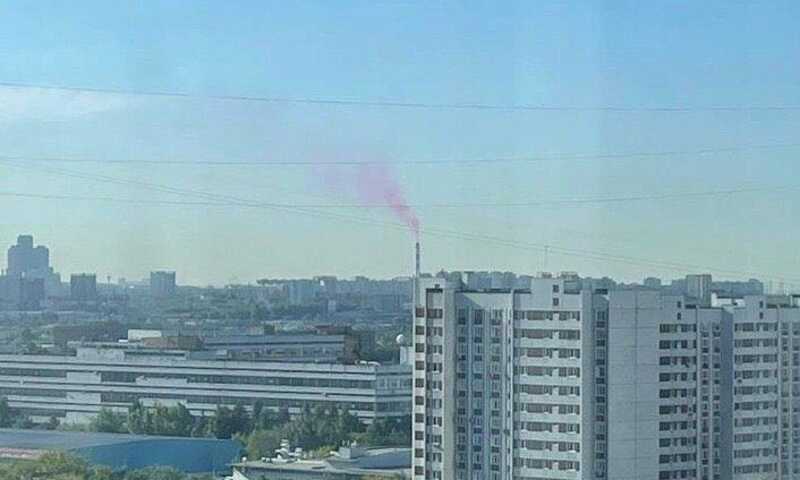 На юге Москвы из трубы мусоросжигательного завода пошел розовый дым