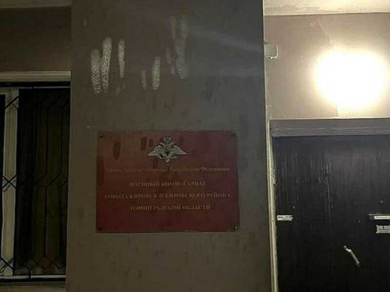 В Петербурге неизвестный мужчина пытался поджечь военкомат