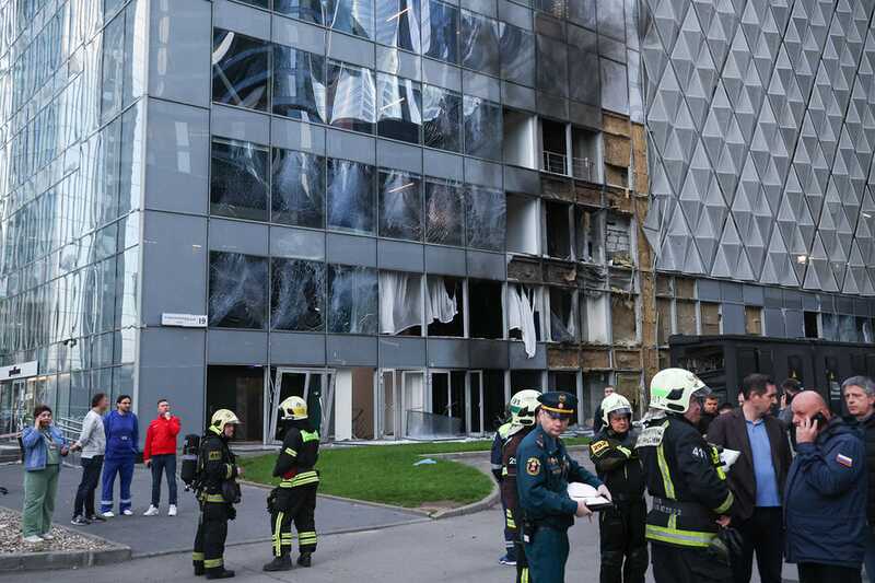 Москве-Сити после взрыва беспилотника дежурят скорая, МЧС и полиция
