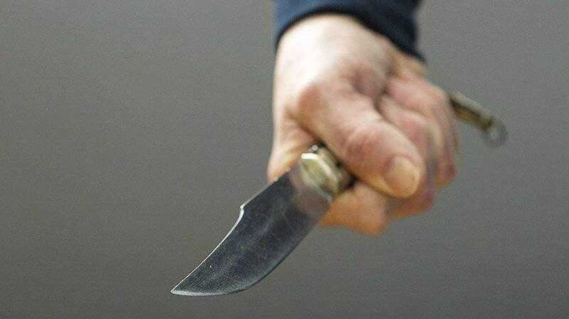 Российский пенсионер напал с ножом на полицейского и попал под суд