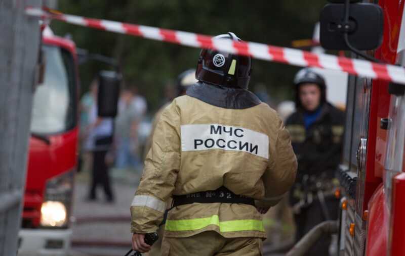 В Алматы люди прыгают из окон многоэтажного здания, чтобы спастись от пожара