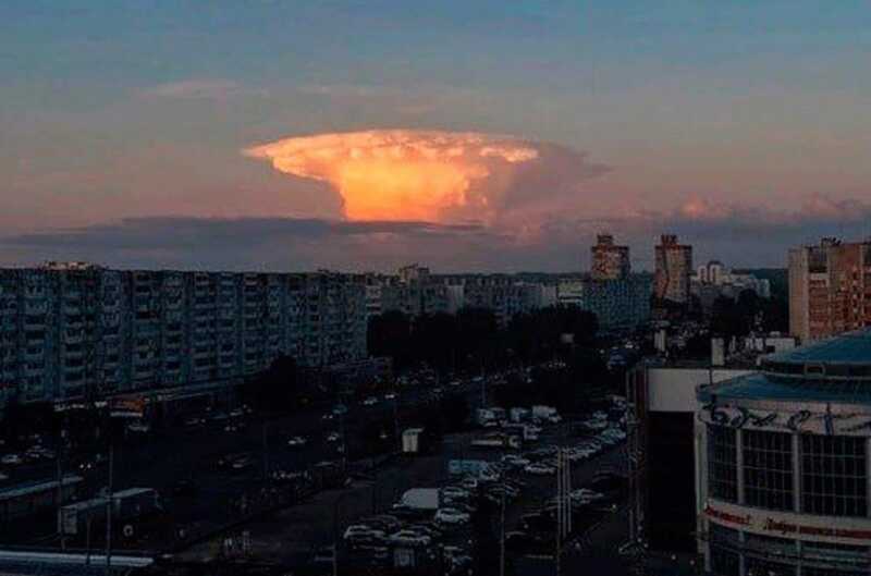 Облако в виде "ядерного гриба" напугало жителей Казани сегодня вечером