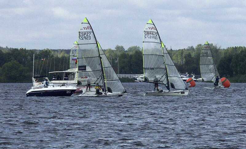 На российском водохранилище сняли на видео перевернувшуюся яхту с десантниками
