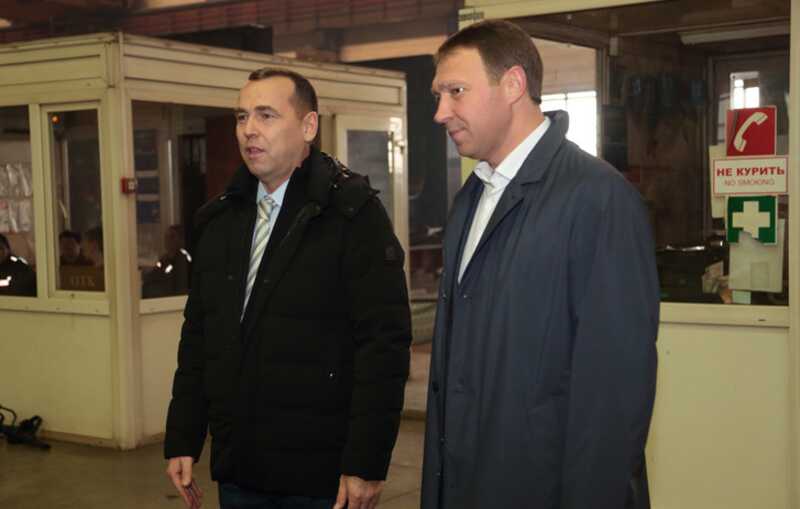 «Губернатор, а вам не кажется, что ваше место – возле Парышева?!»