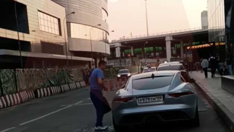 Владелец Jaguar заявил, что никогда не видел мужчину, бросившего гранату в авто