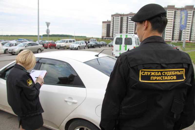 Россиянка наехала на машине на судебного пристава и попала под суд