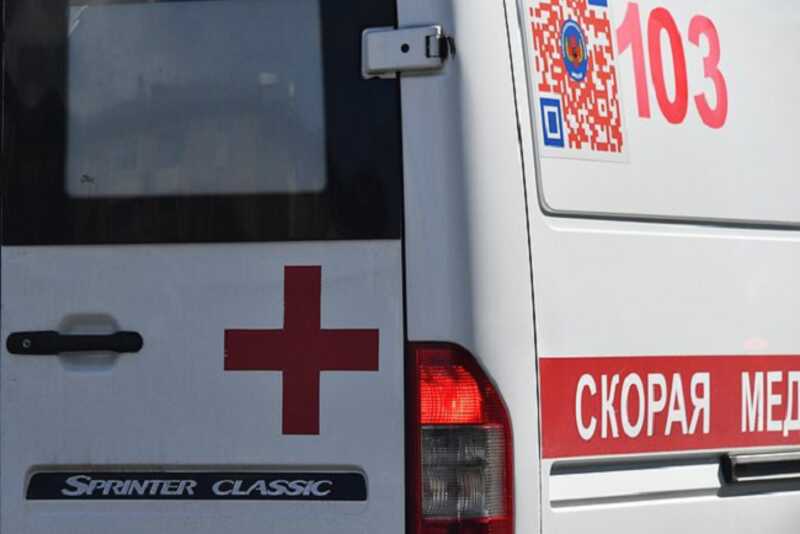 В Москве мотоциклист не справился с управлением и въехал в отбойник