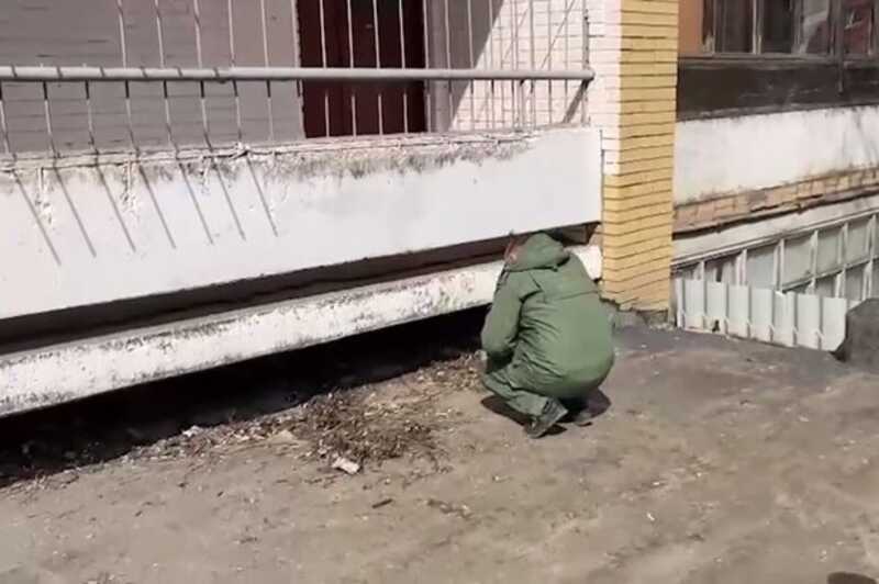 Тело девушки обнаружили на козырьке подъезда многоэтажки