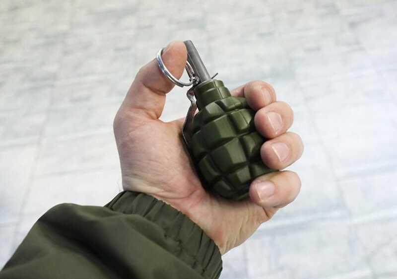 В Петербурге мужчина с гранатой напал на подростков