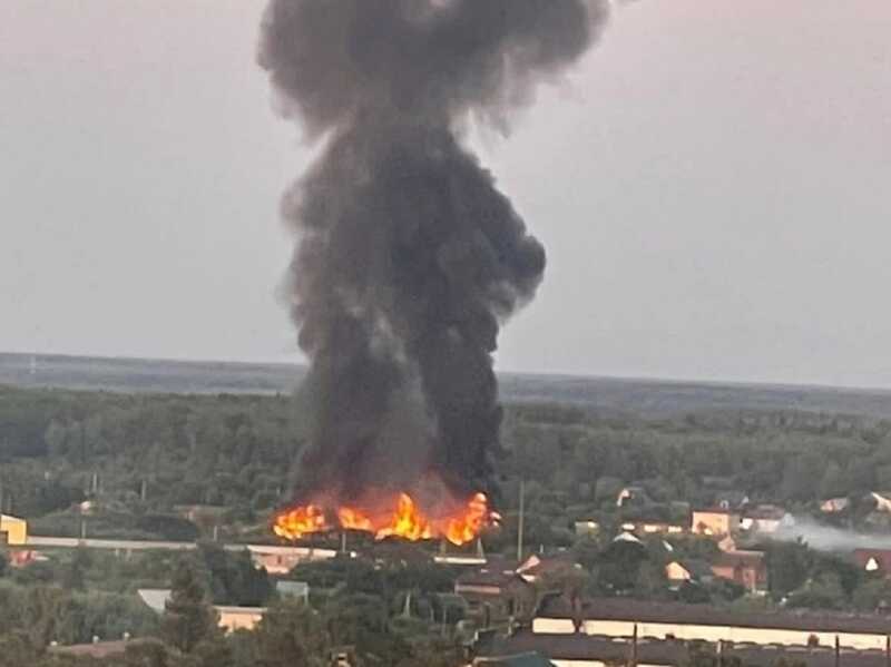 Сильный пожар бушует в Чеховском районе