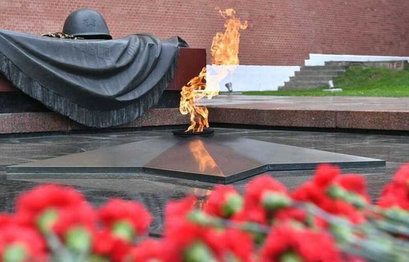 Двое пьяных россиян помочились на Вечный огонь и пошли под суд
