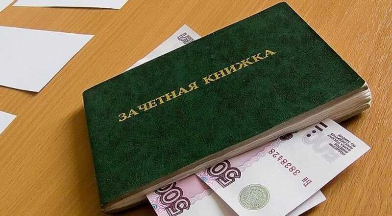 Сотрудница российского вуза получила взятку от студента и попала под следствие