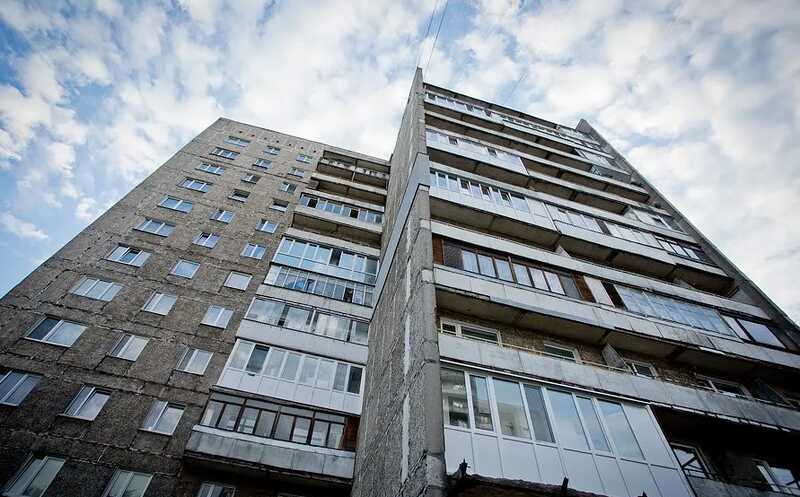 В Москве под окнами многоэтажки нашли тело парня