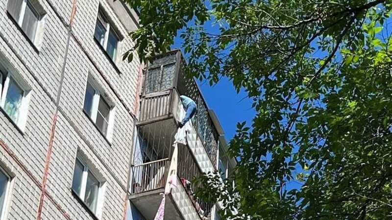 В Хабаровске женщина пыталась спуститься с девятого этажа на простынях