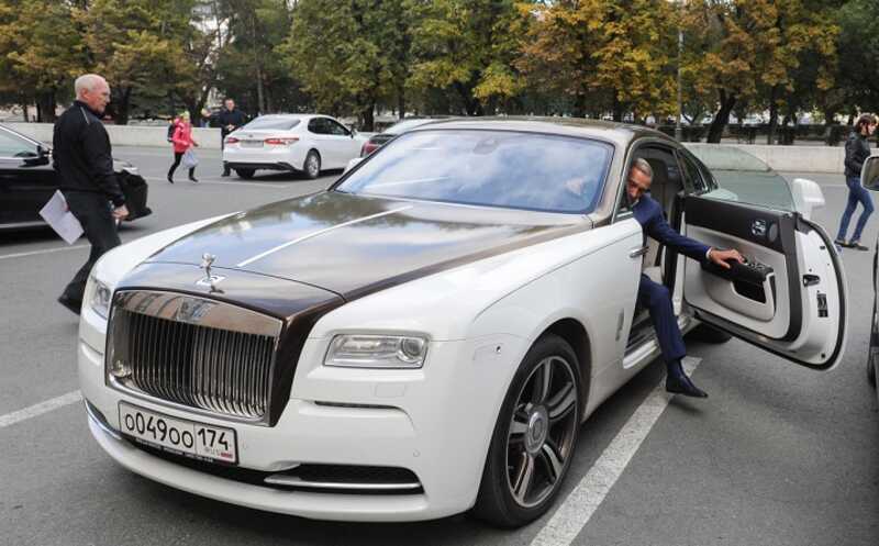 К акциям Евстигнеев требовал доложить Rolls-Royce