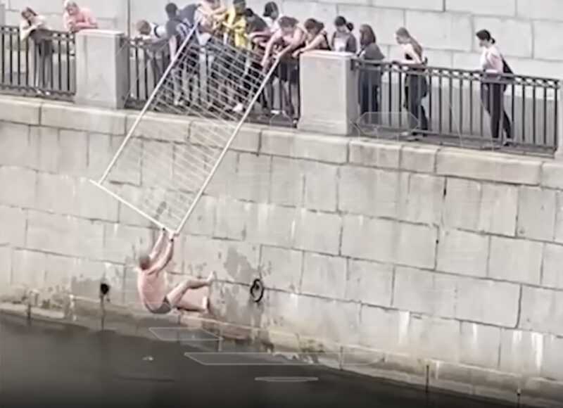 В Петербурге незадачливого пловца извлекли из канала металлическим забором