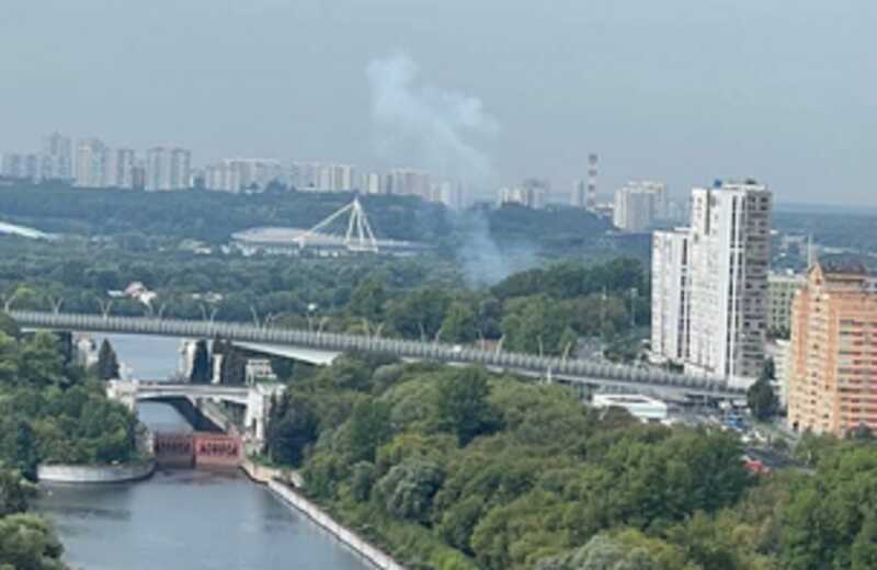 Появились кадры пролёта рухнувшего у моста на Карамышевской набережной БПЛА над Новой Ригой