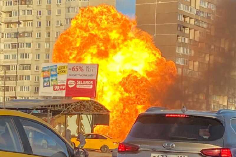 Момент взрыва газовых баллонов в "газели" в Санкт Петербурге попал на видео