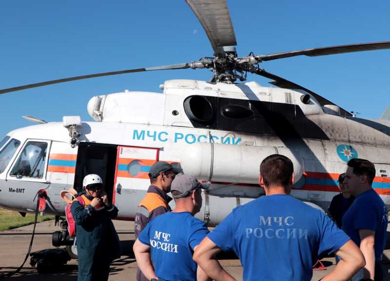 Вертолёт МЧС доставил нескольких пострадавших от камнепада на равнину