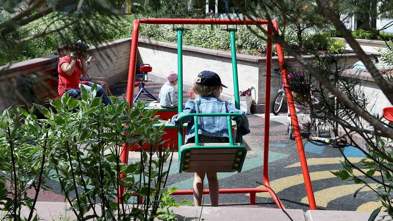 В Москве ребенок получил травмы из-за сломавшихся качелей