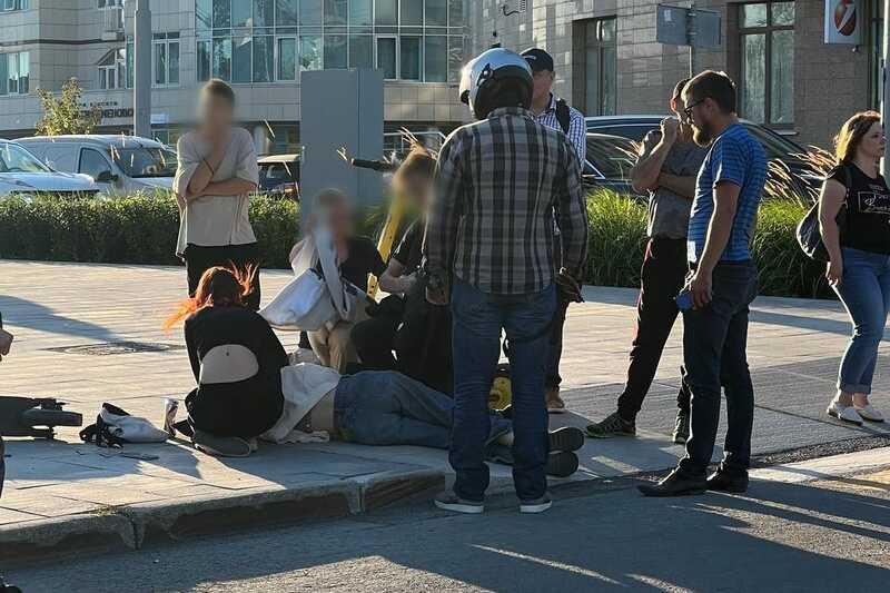 В Екатеринбурге 16-летняя девушка упала с трюкового самоката и серьезно покалечилась