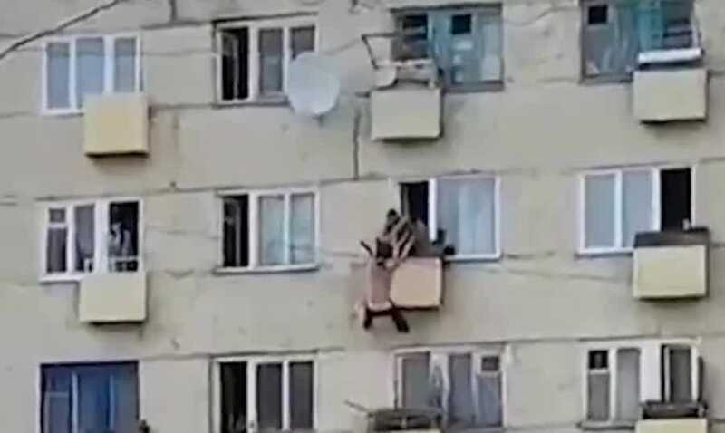 В Красноярском крае мужчина сорвался с балкона четвертого этажа