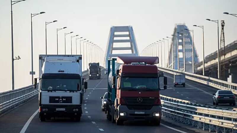 Движение автомобилей по Крымскому мосту разрешили