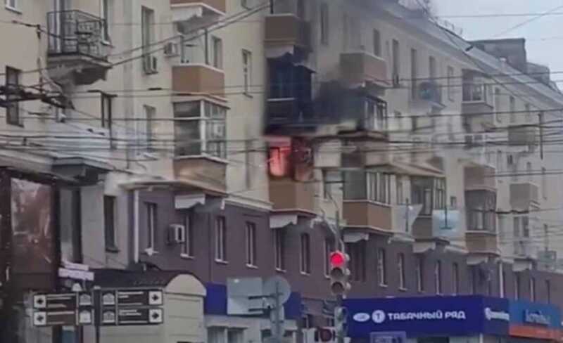 Поджёгшие квартиру петербуржцы проявили чудеса самообладания, спокойно ожидая МЧС на балконе